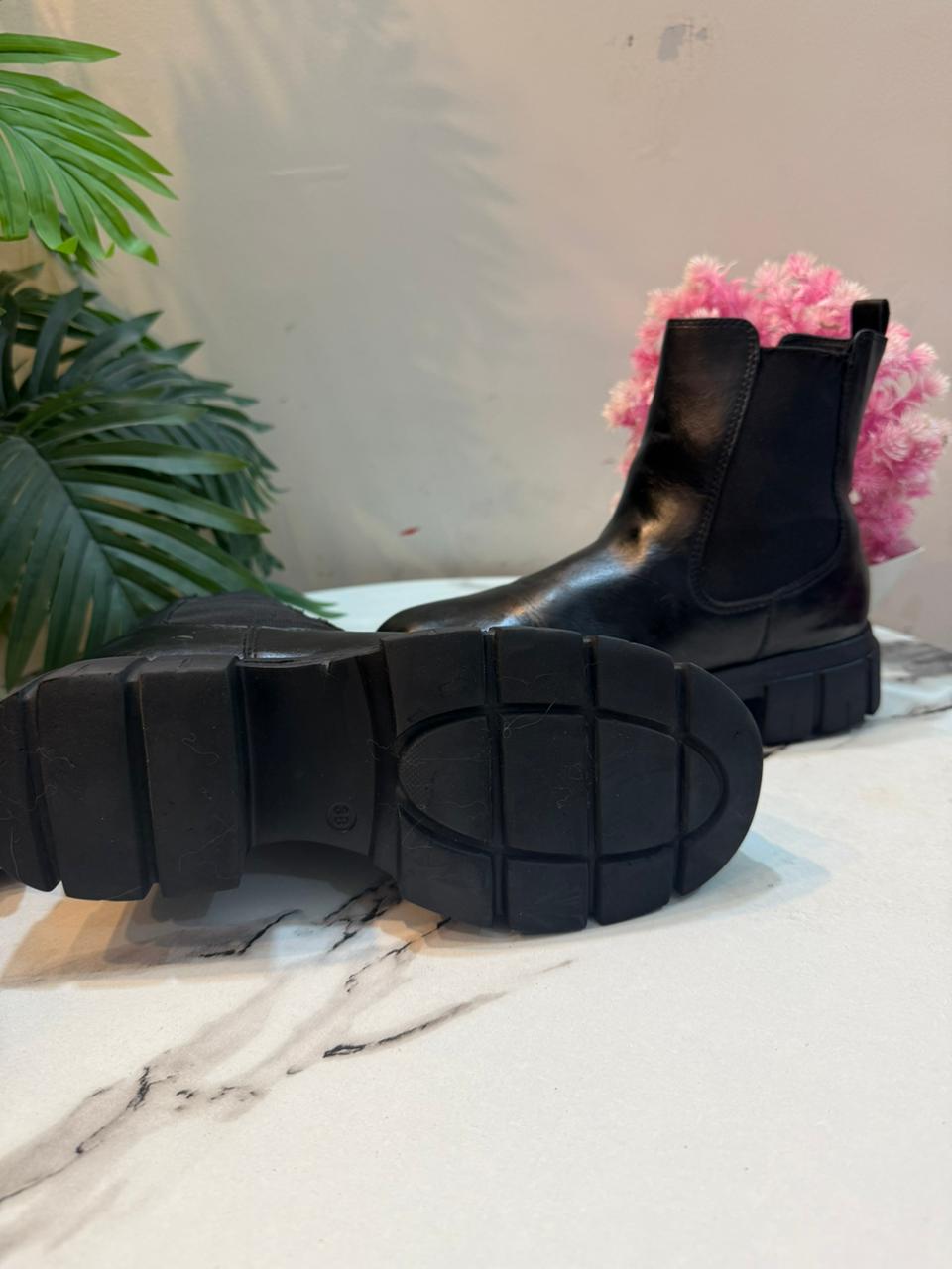 leather black ankle boot(european brand)