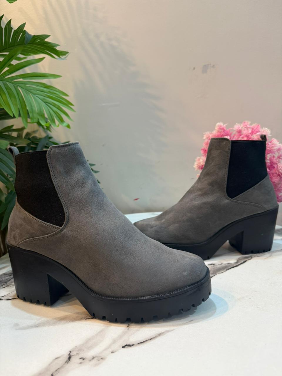 Grey suede ankle boot (new look)