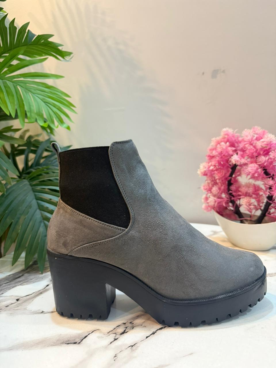 Grey suede ankle boot (new look)