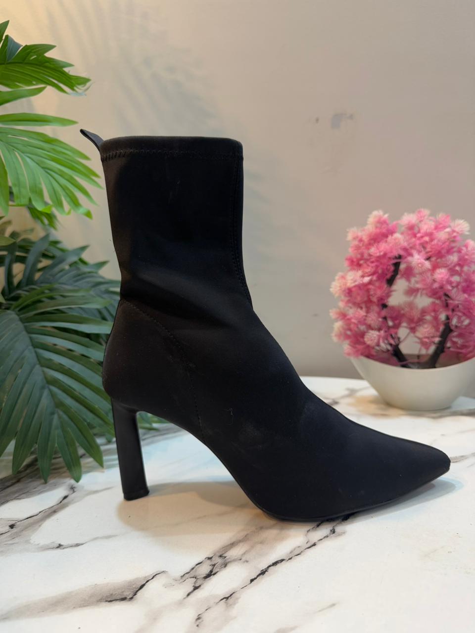 Satin heeled ankle boot (Stradivarius)