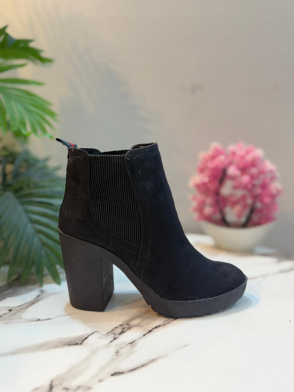 Black suede chelsea boot (Feminize)