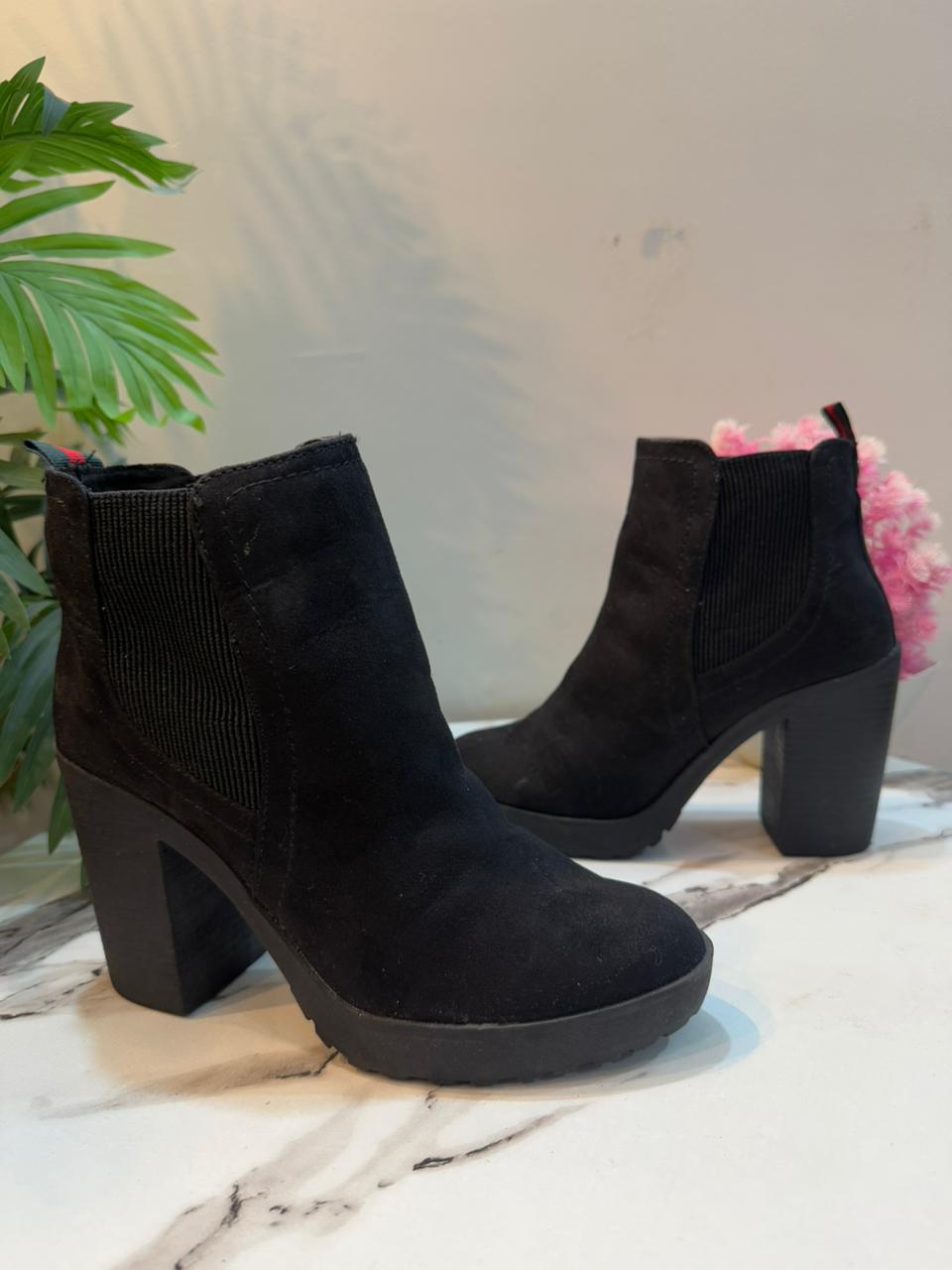 Black suede chelsea boot (Feminize)