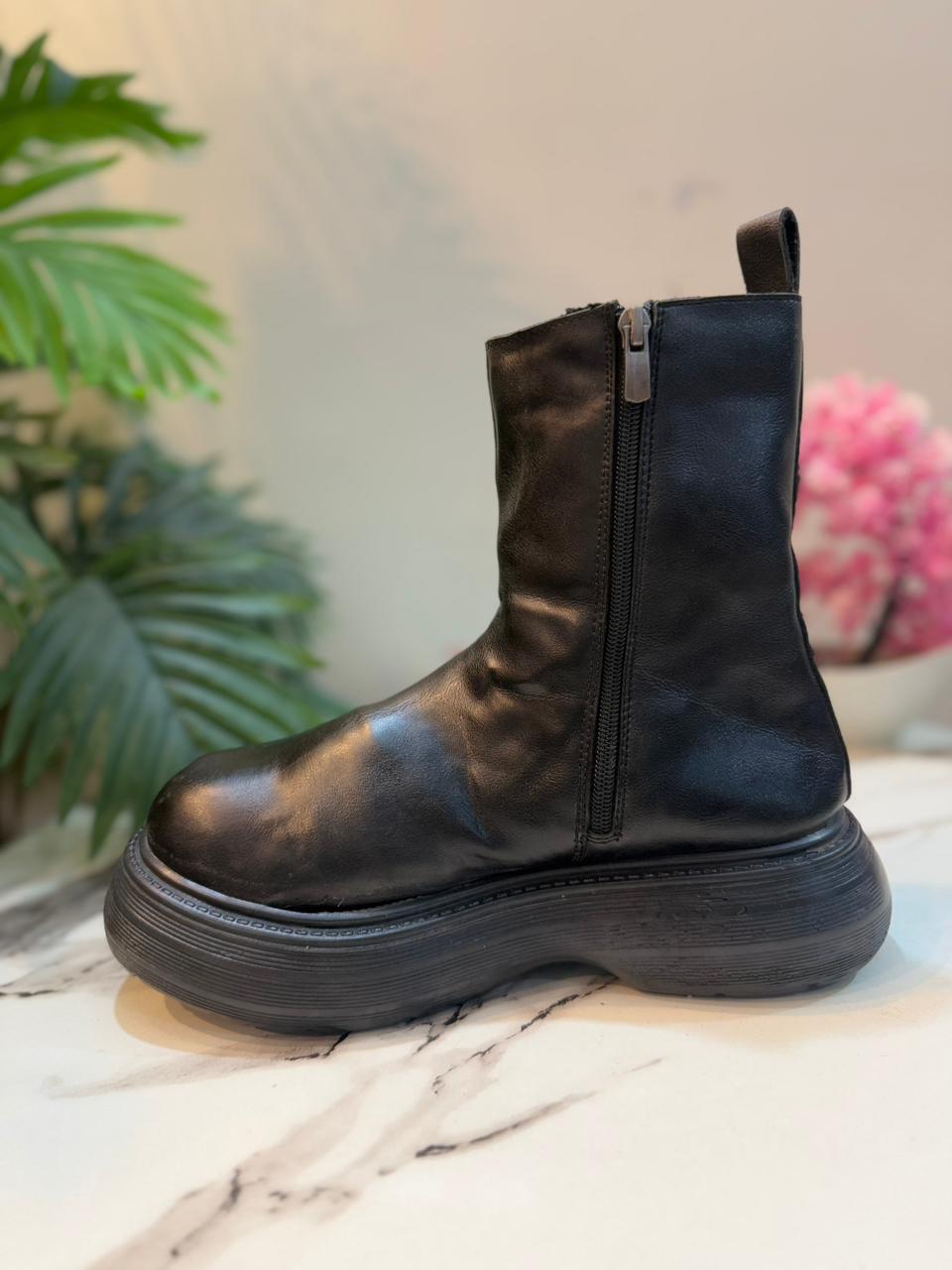 Black leather zipper ankle boot(Unknown)