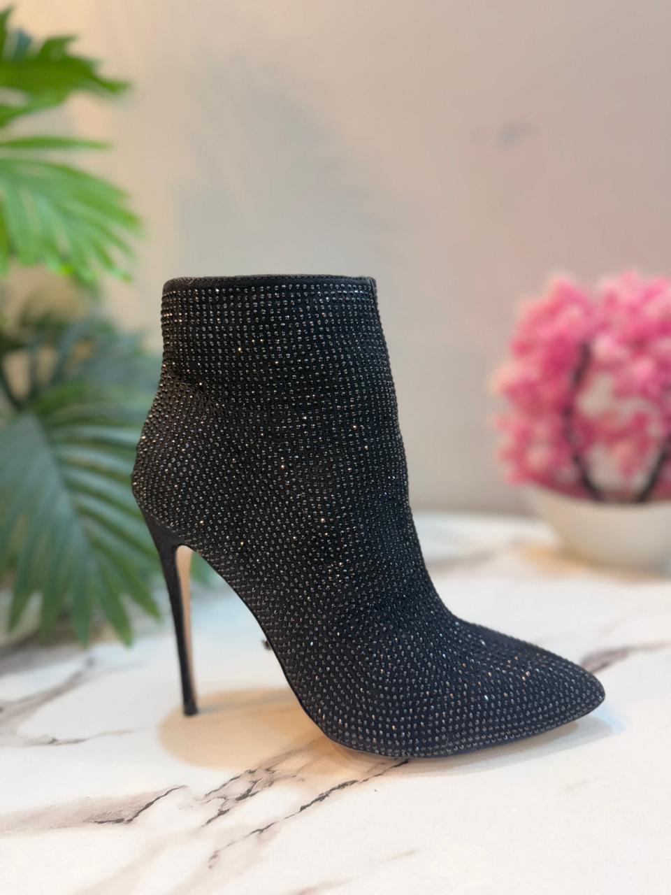 Fully sequinned black heeled boot (Primadonna)