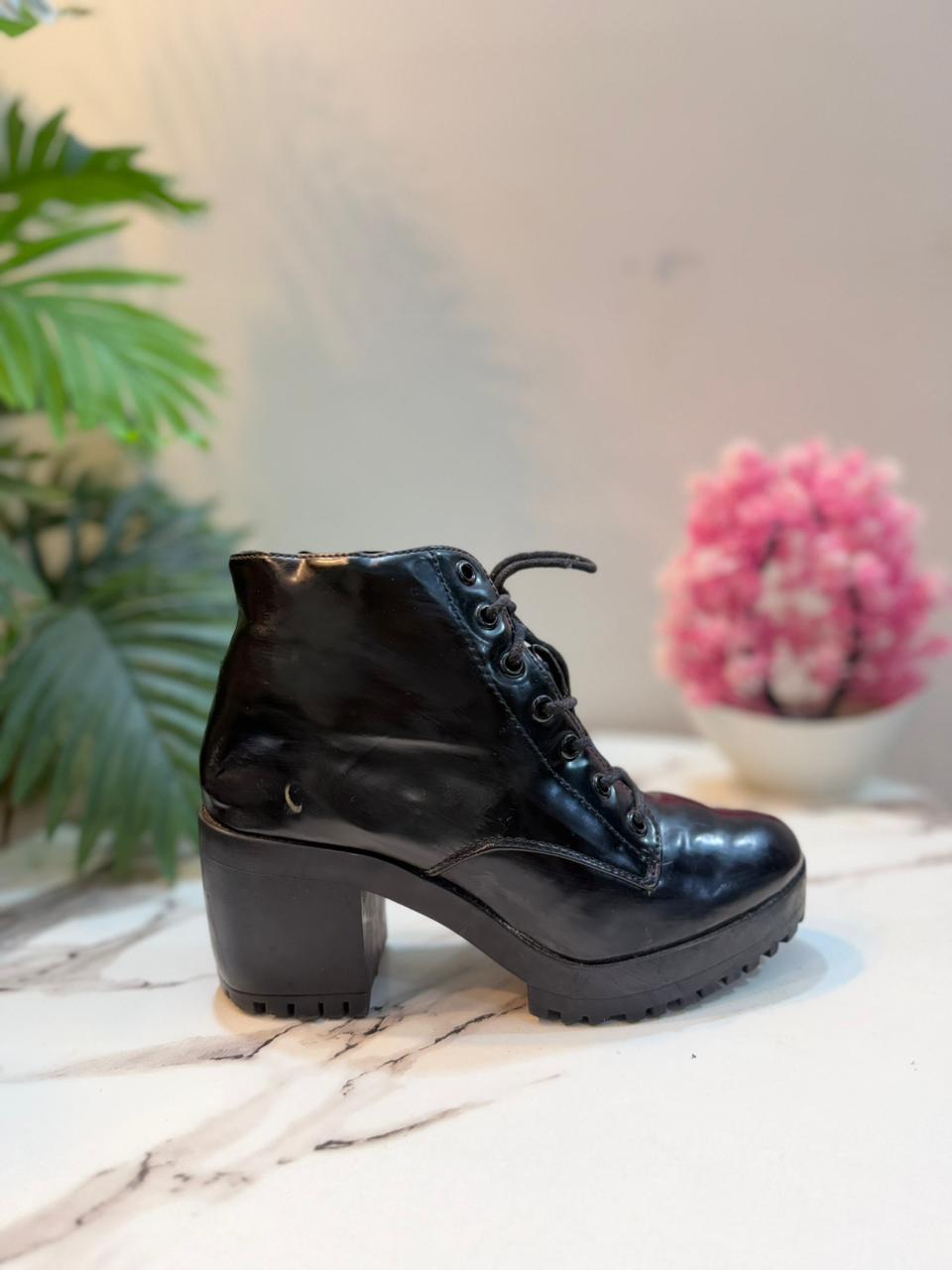 Black patent leather laceup ankle boot(New look)