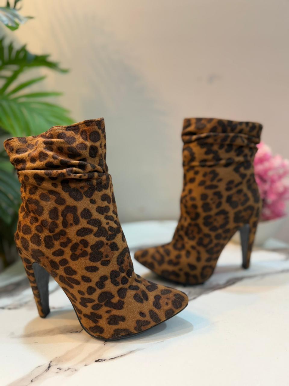 Cheetah print suede ankle heeled boot(ETC)