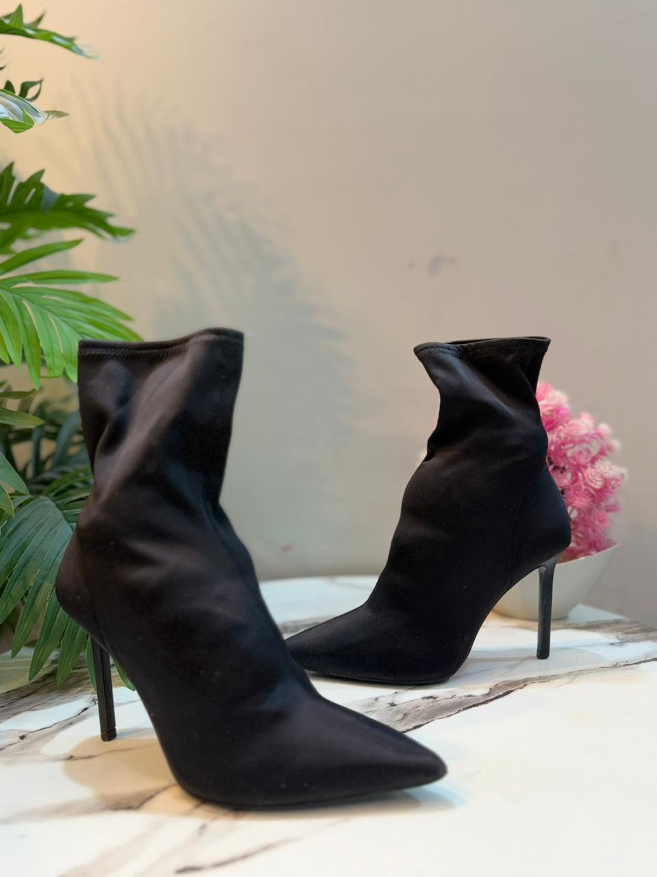Black satin heeled ankle boot(zara)
