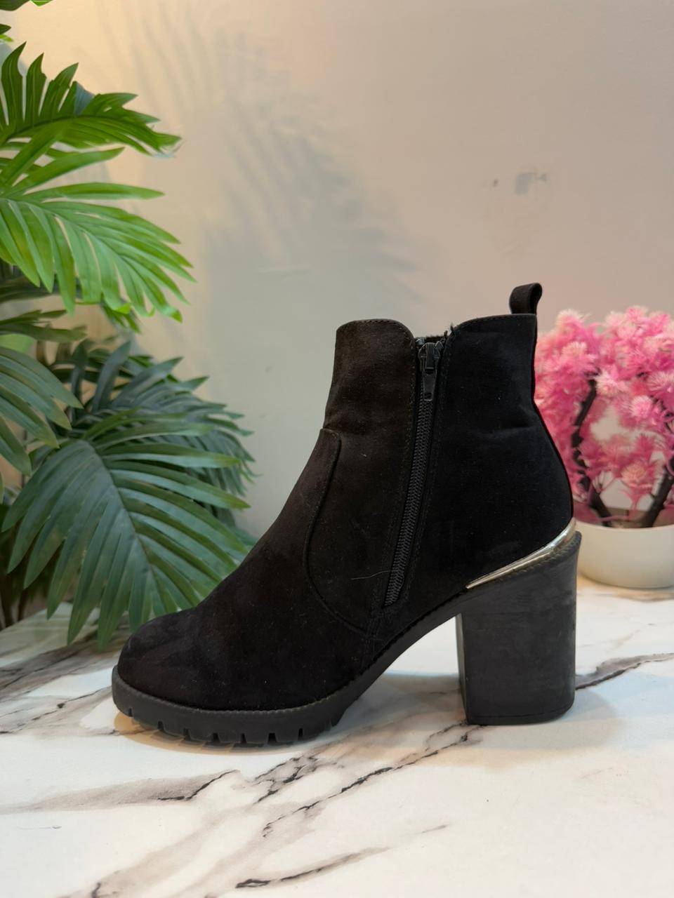 Black suede leather zipper ankle boot (New look)