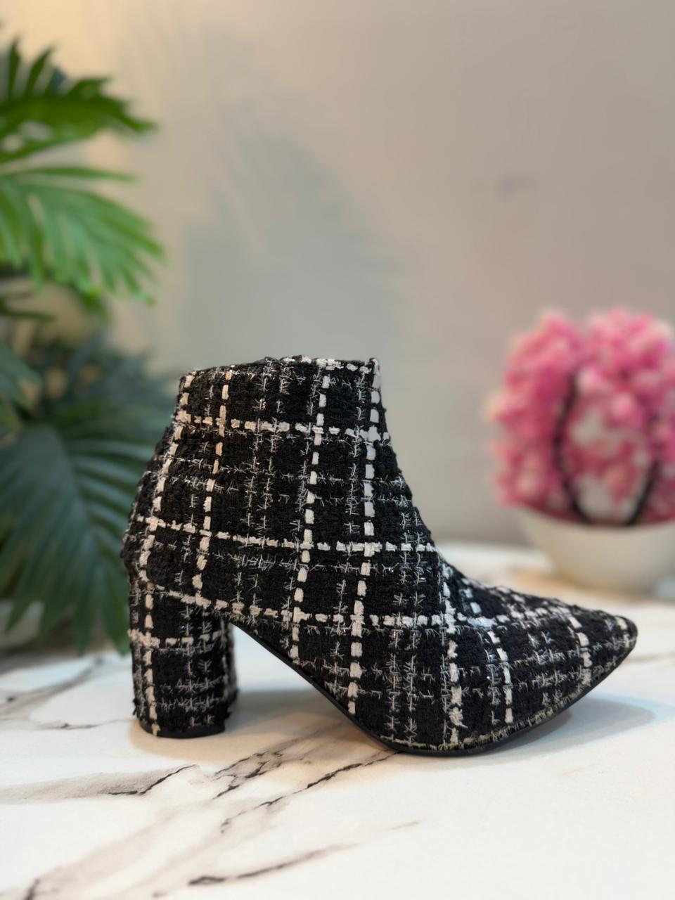 Black zipper ankle boot(Unknown)