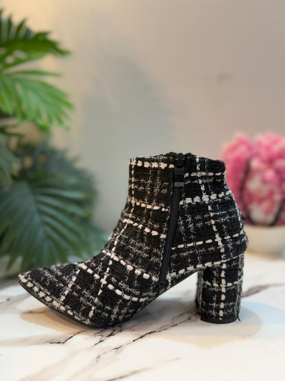 Black zipper ankle boot(Unknown)