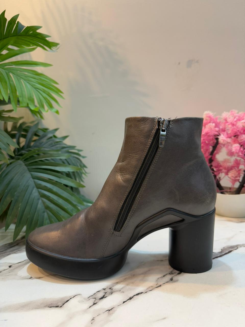 Grey leather side zipper ankle boot (Ecco)