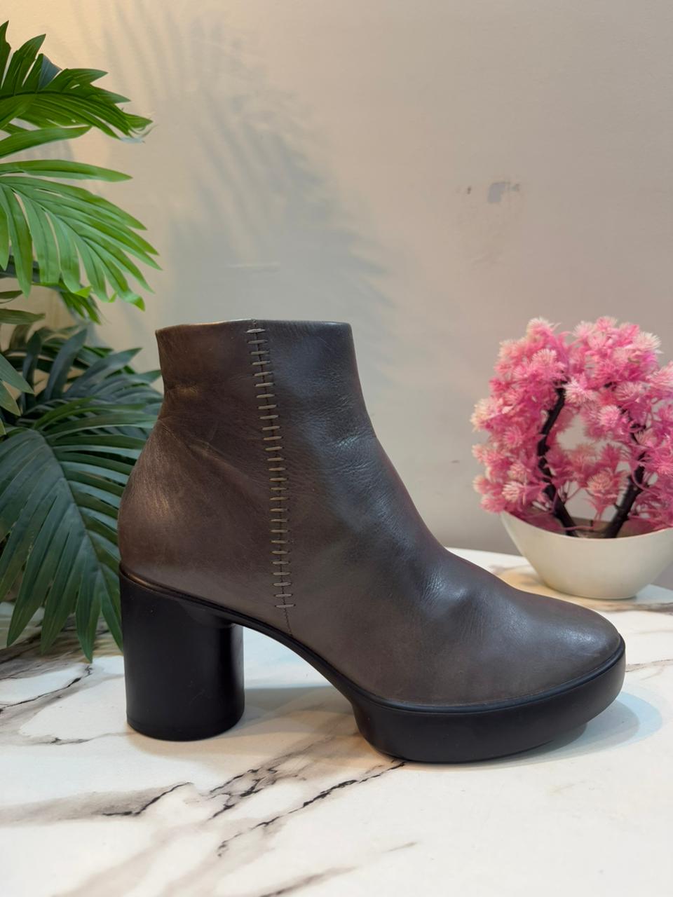 Grey leather side zipper ankle boot (Ecco)