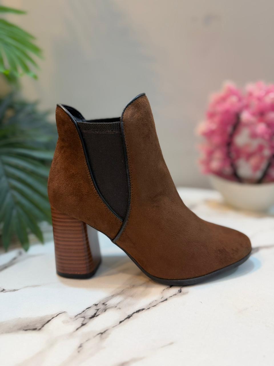 Brown suede ankle boot(trend One)