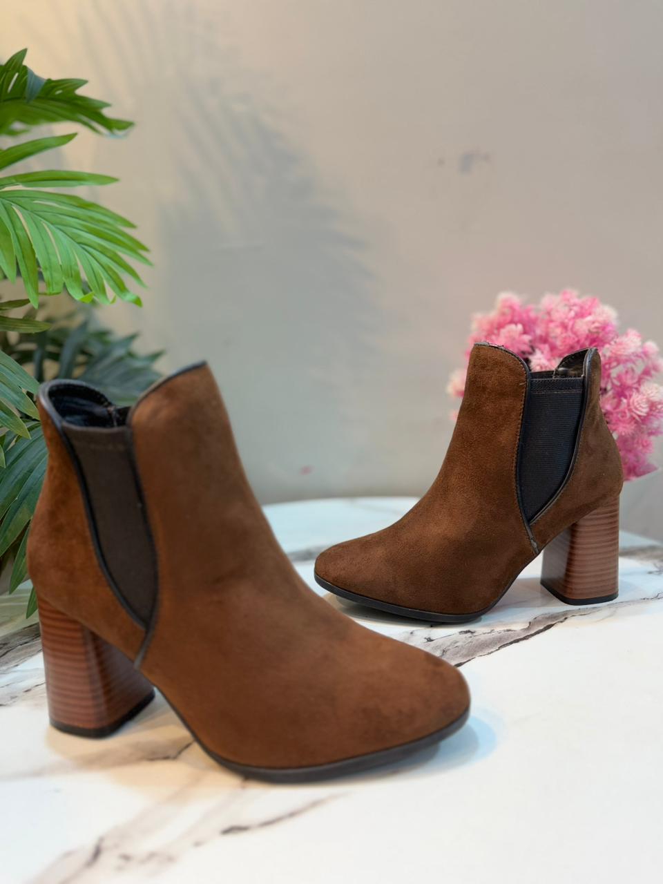 Brown suede ankle boot(trend One)
