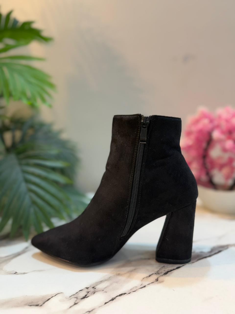 Black suede zipper ankle boot(Chiara foscari)
