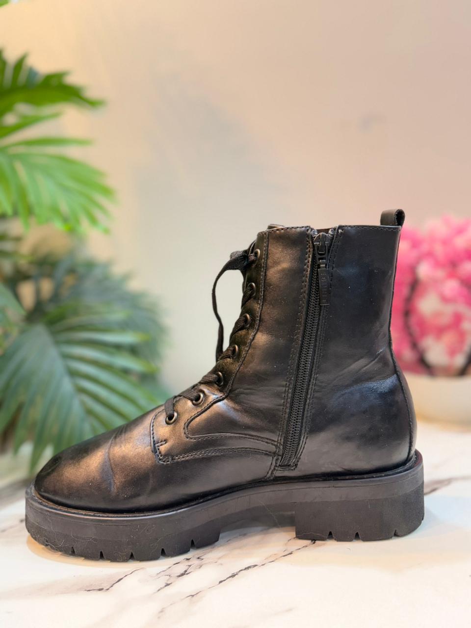 Black leather lacup zipper ankle boot(Esprit)