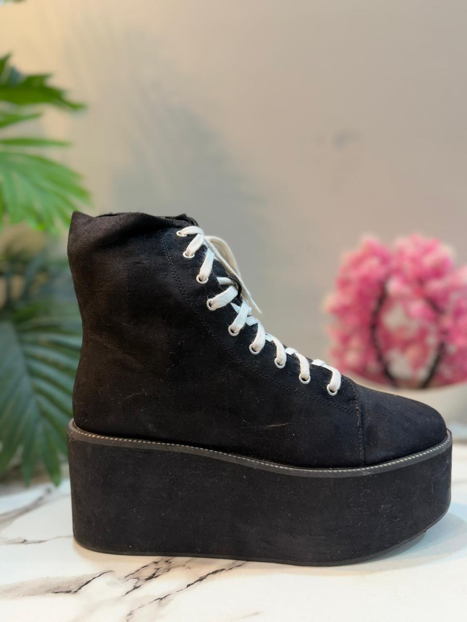 Black wedge suede lacup boot