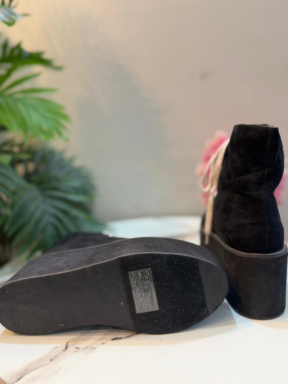 Black wedge suede lacup boot