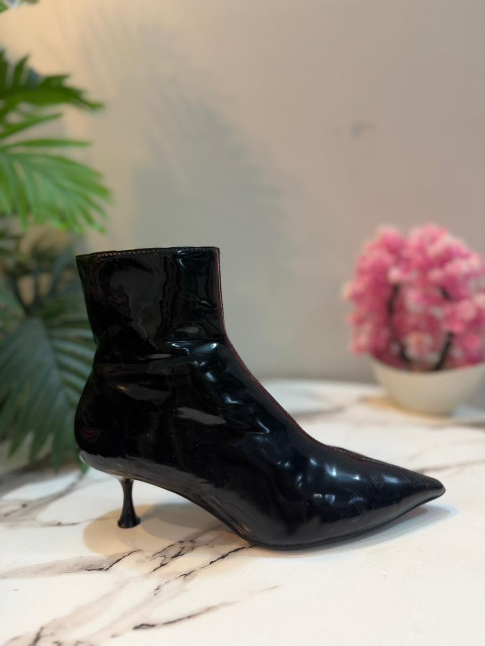 Patent leather kitten heel ankle boot(Zara)