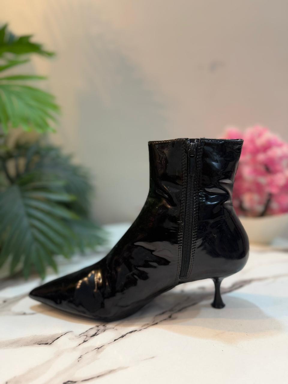 Patent leather kitten heel ankle boot(Zara)