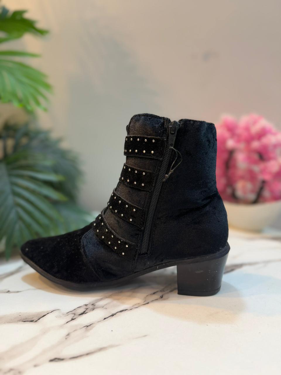 Black suede buckle ankle boot(Forever 21)