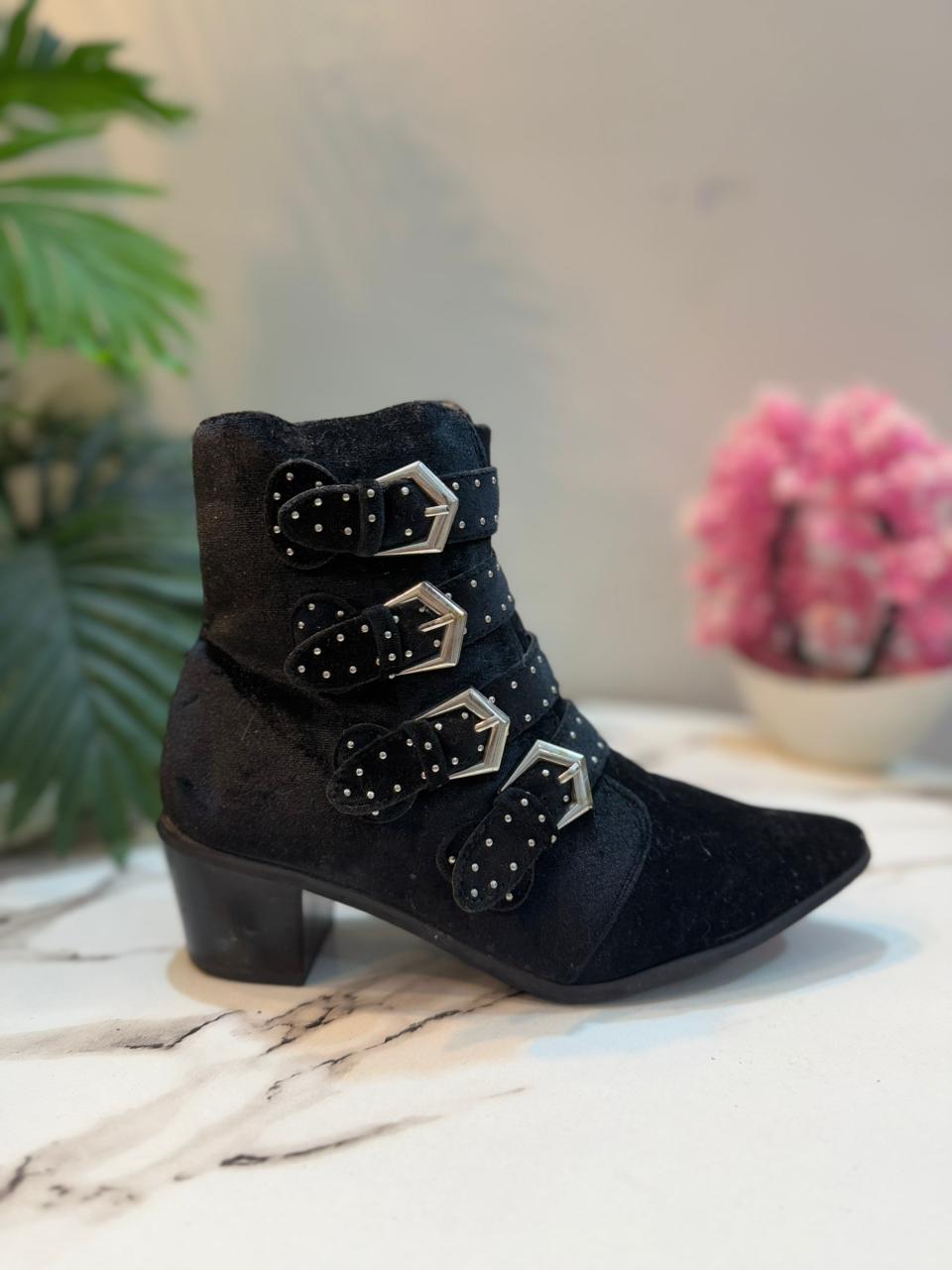 Black suede buckle ankle boot(Forever 21)