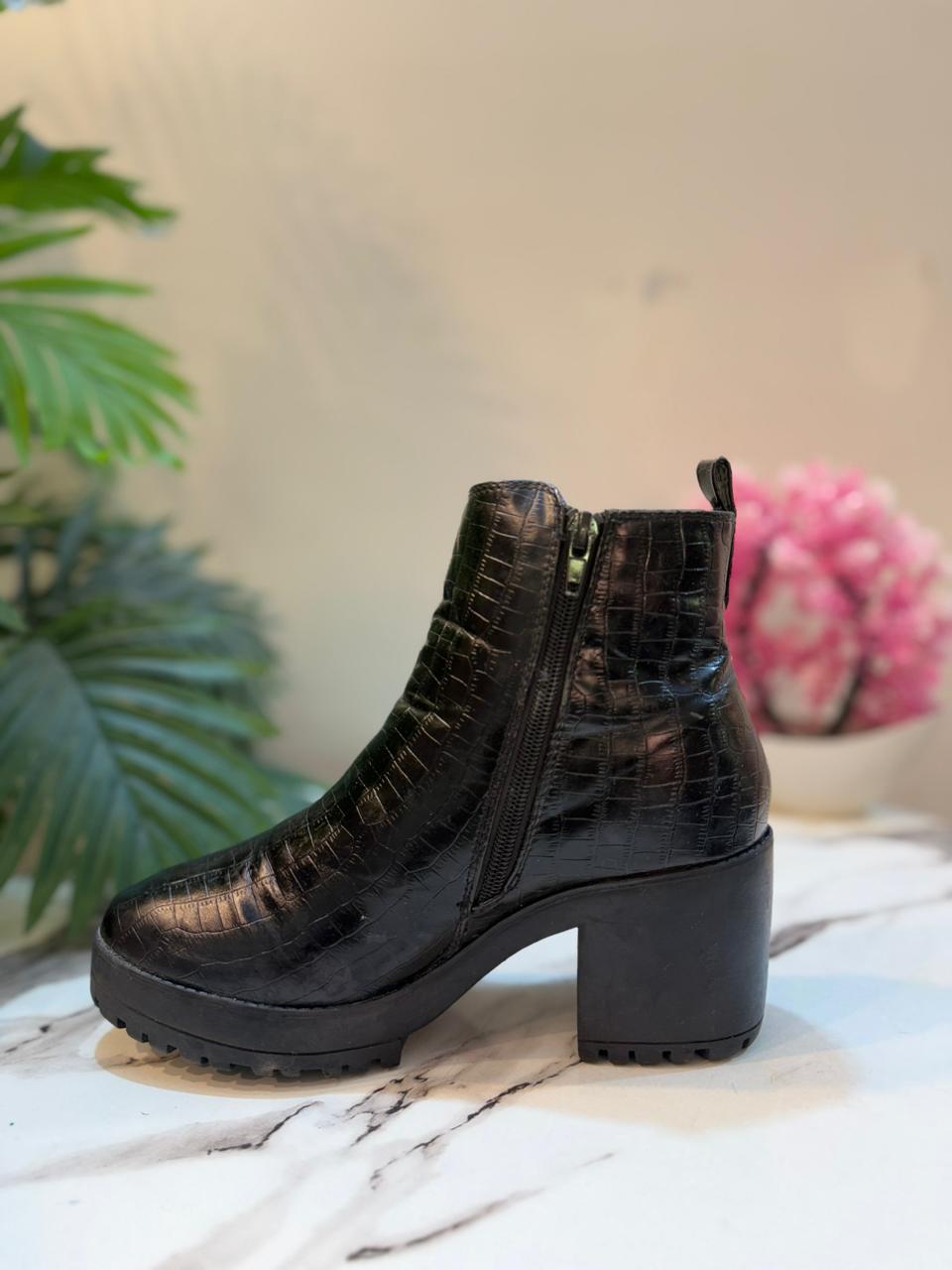 Black leather zipper ankle boot(Misguided)