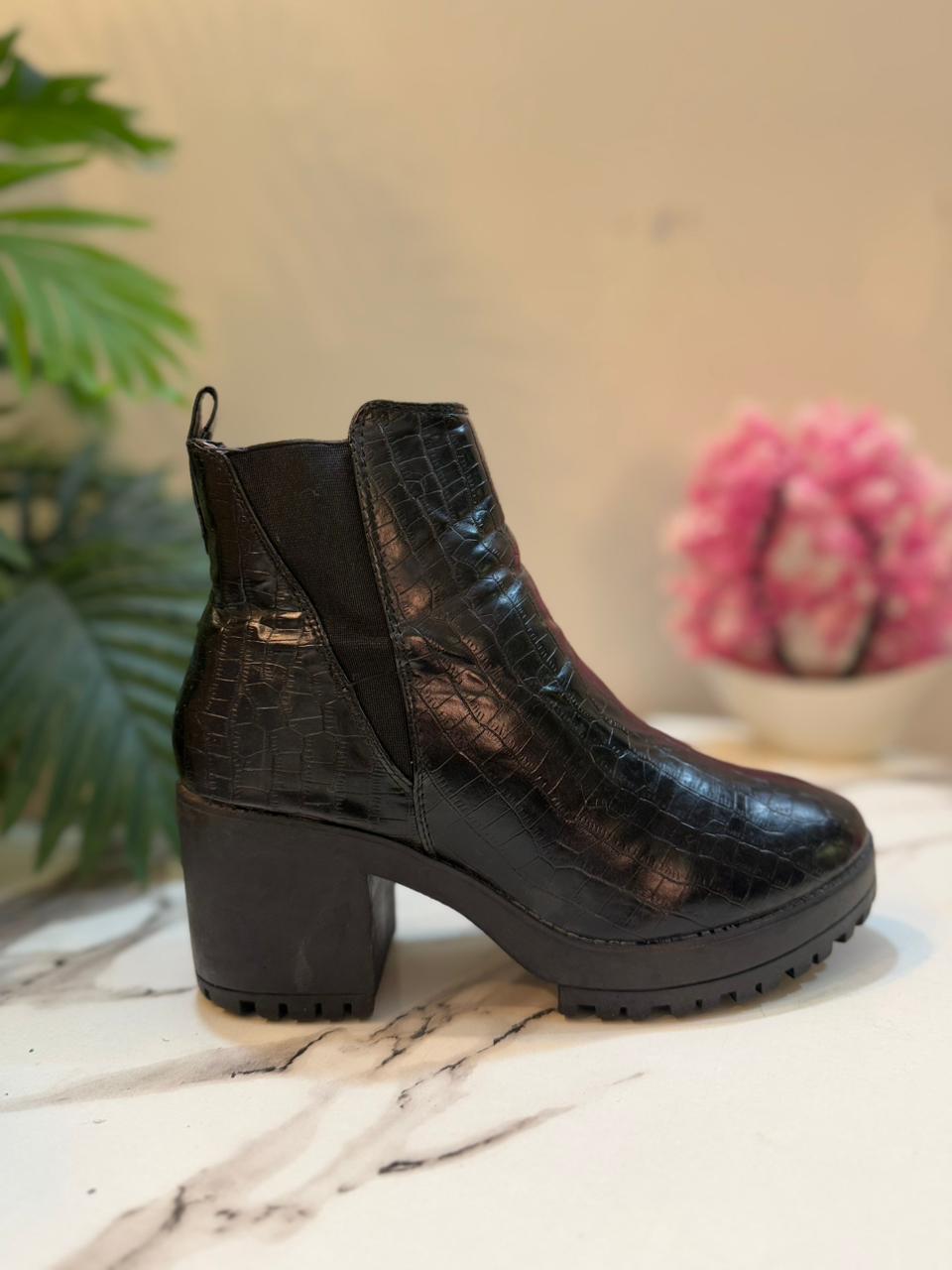 Black leather zipper ankle boot(Misguided)