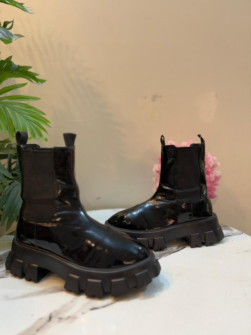 Black patent leather chelsea ankle boot(Nly Shoes)