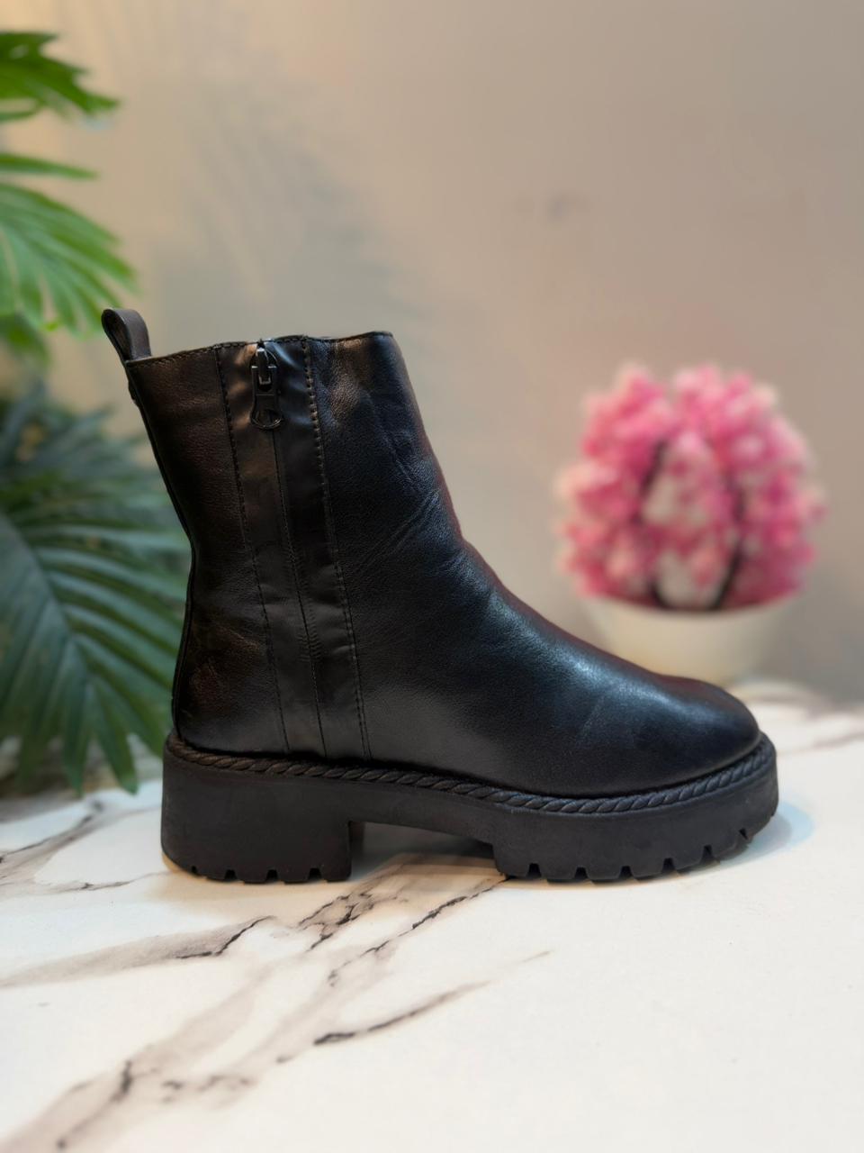 Black leather zipper ankle boot(Esprit)