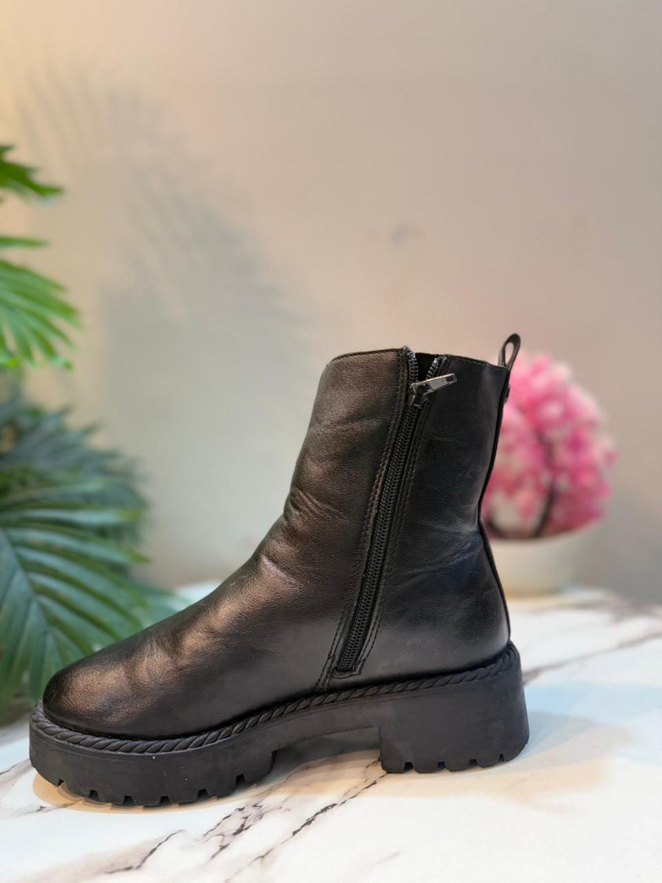 Black leather zipper ankle boot(Esprit)