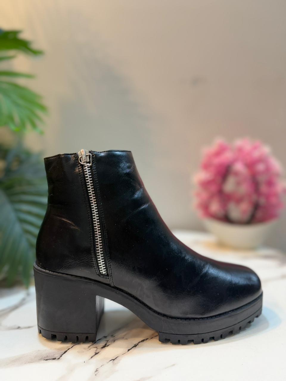 Black leather ankle boot with silver zipper(Boohoo)