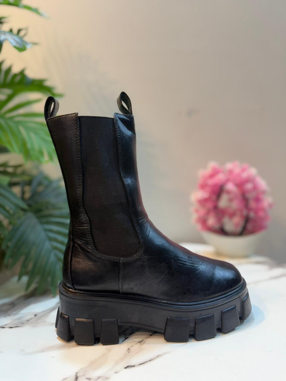 Black leather chelsea boot(Misguided)