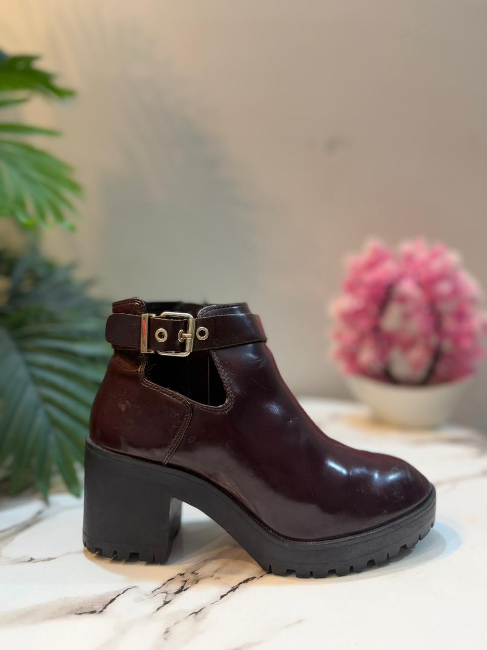 Deep maroon patent leather ankle boot with side zipper (Stradivarius)