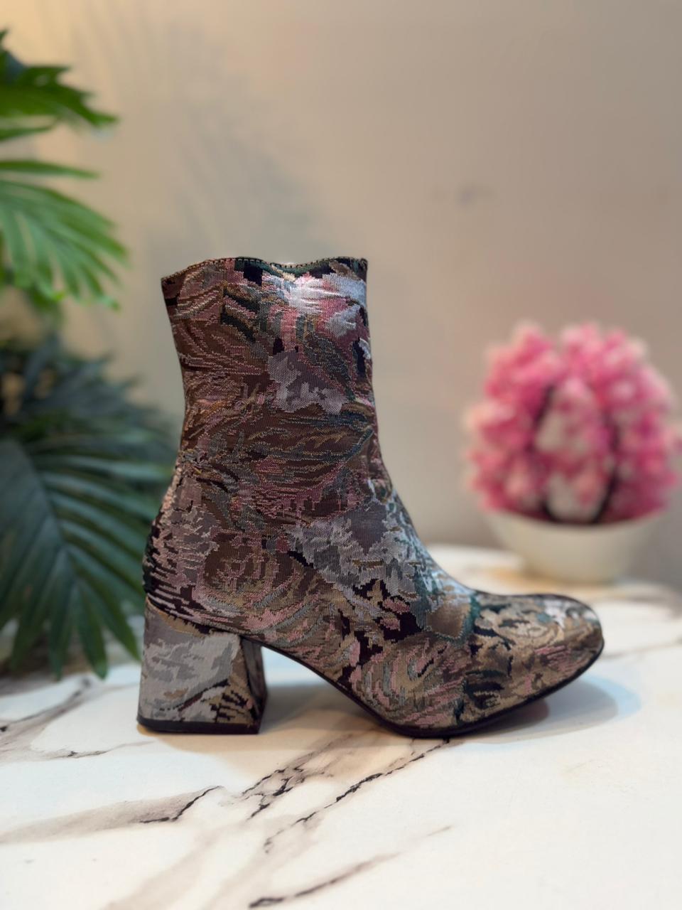 Patterned ankle boot with side zipper (Six & Seven)