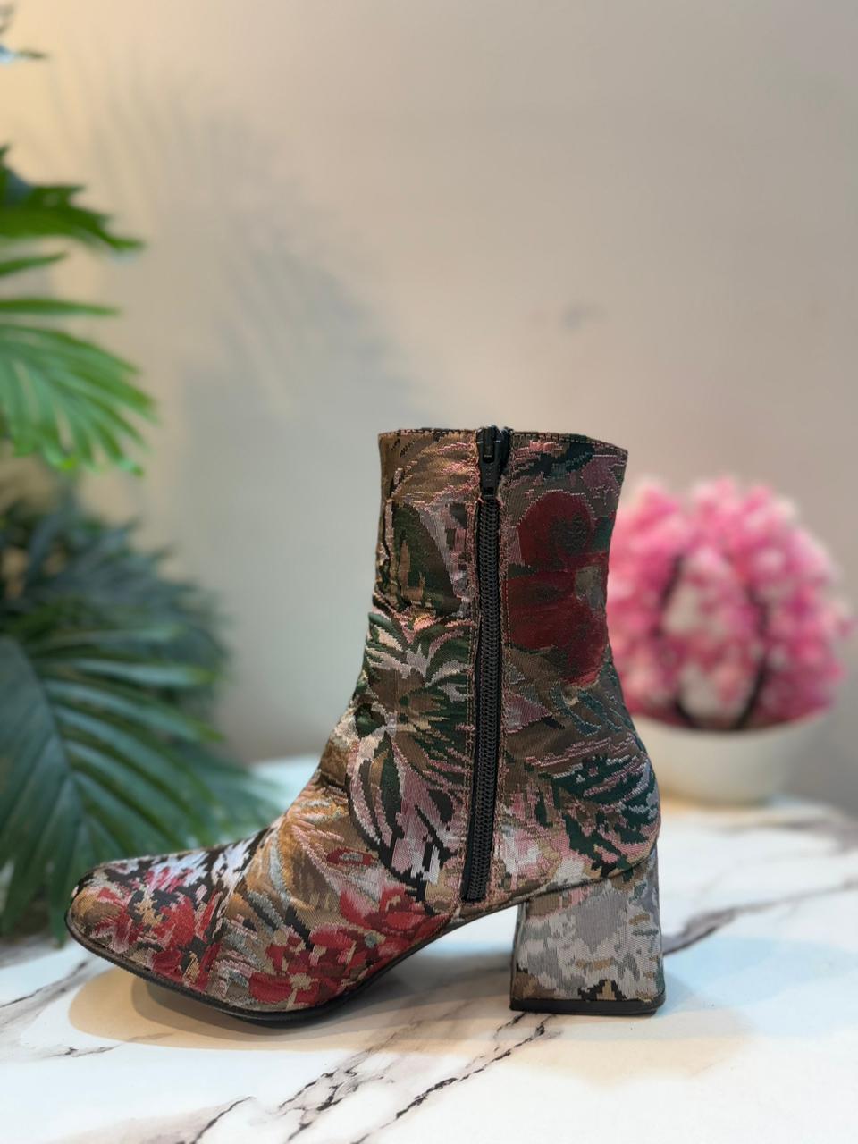 Patterned ankle boot with side zipper (Six & Seven)