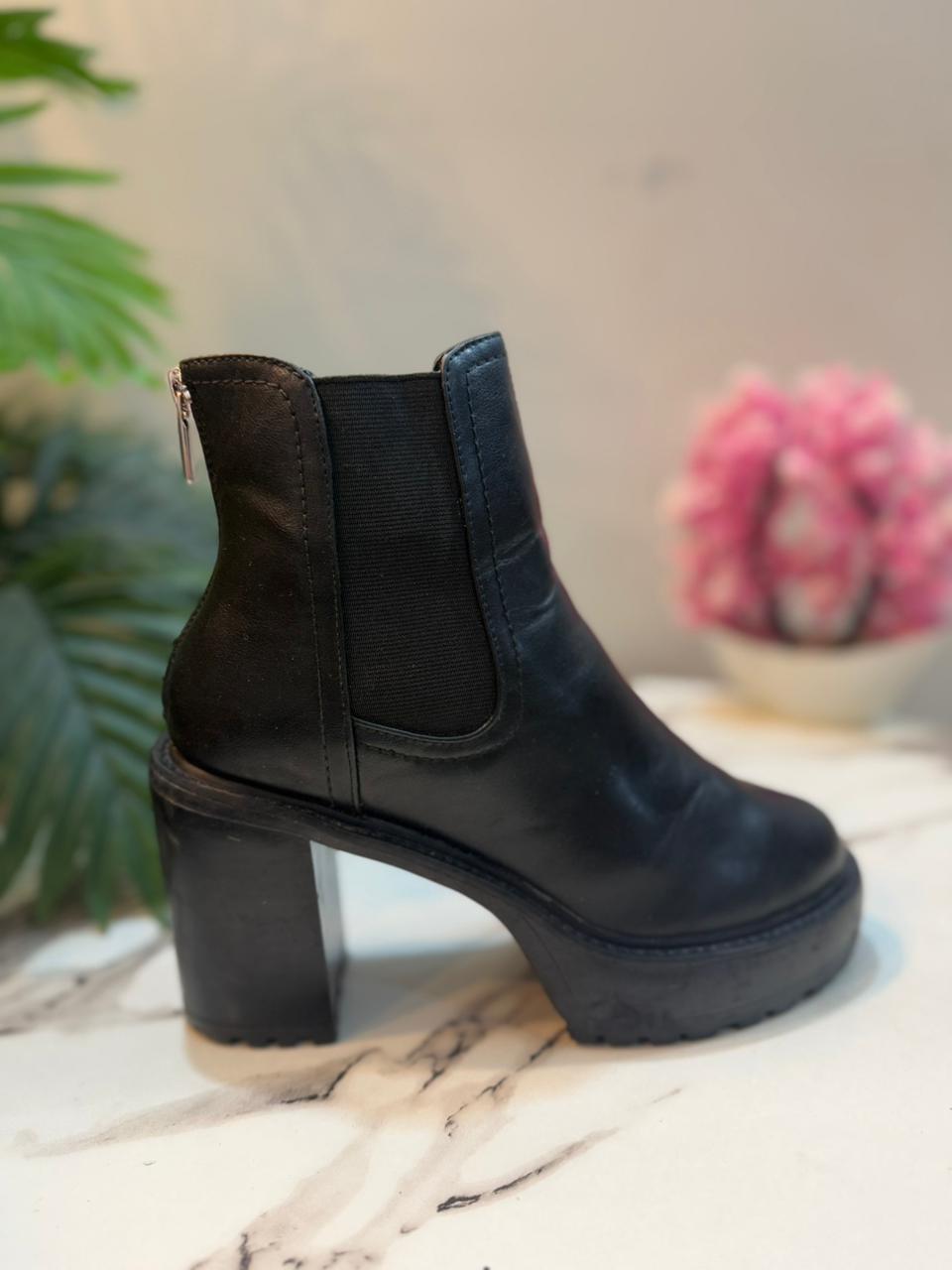 Black leather back zipper ankle boot (nine west)