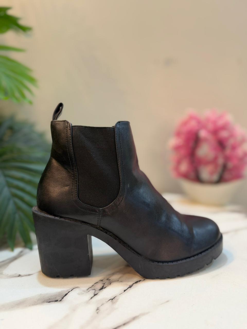 Black leather chelsea ankle boot (american brand)