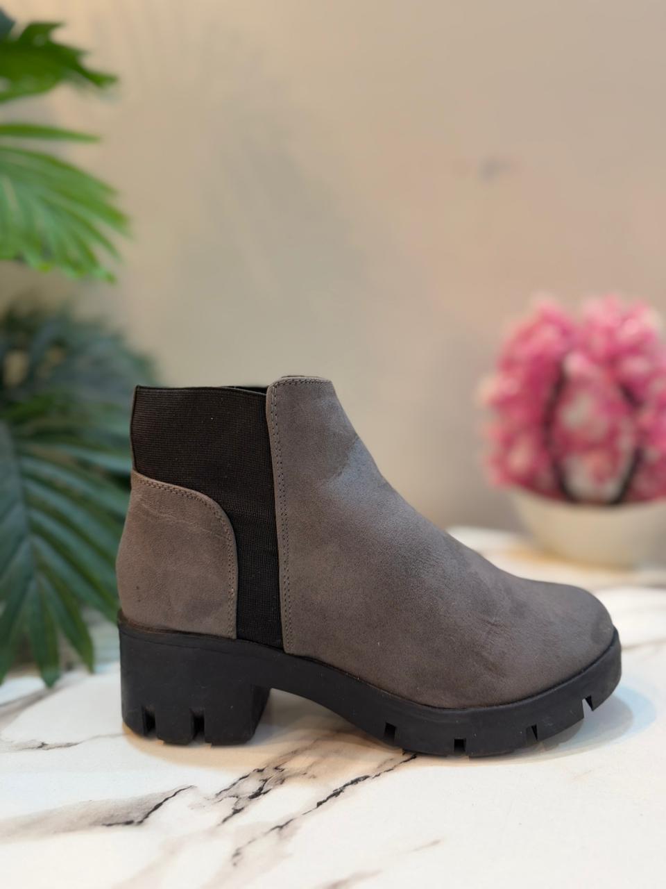 Grey suede ankle boot (new look)