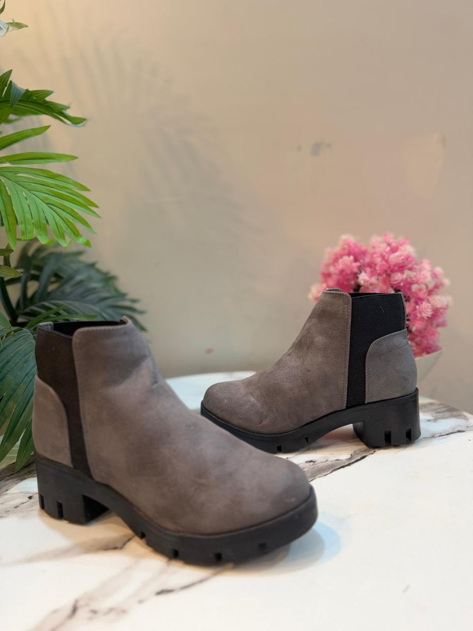 Grey suede ankle boot (new look)