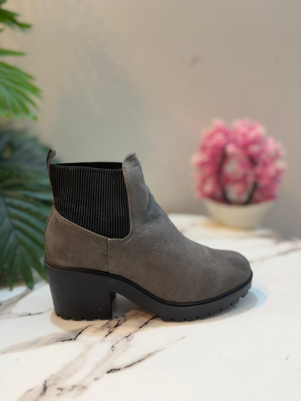 Grey suede ankle boot (new look)