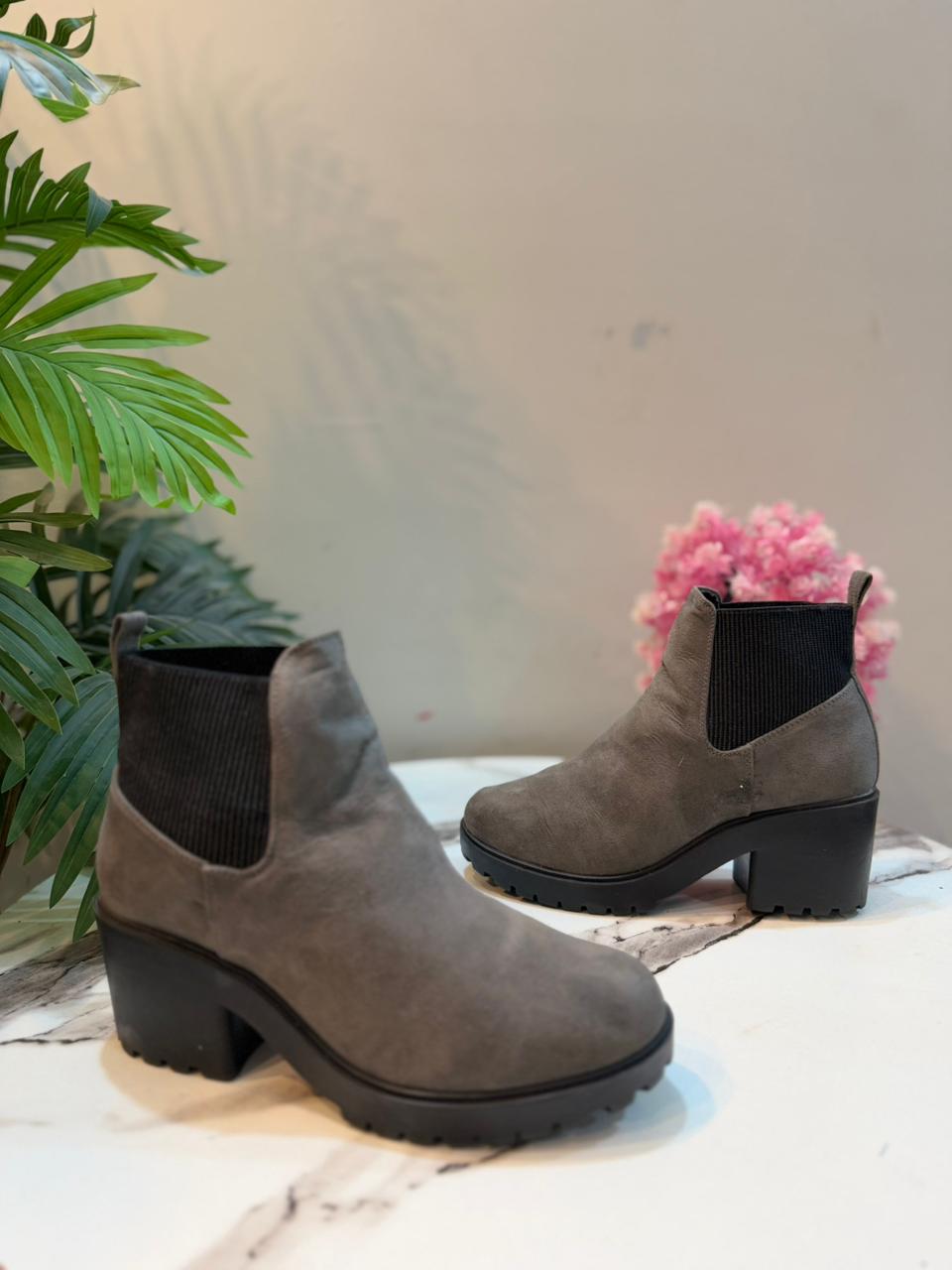 Grey suede ankle boot (new look)