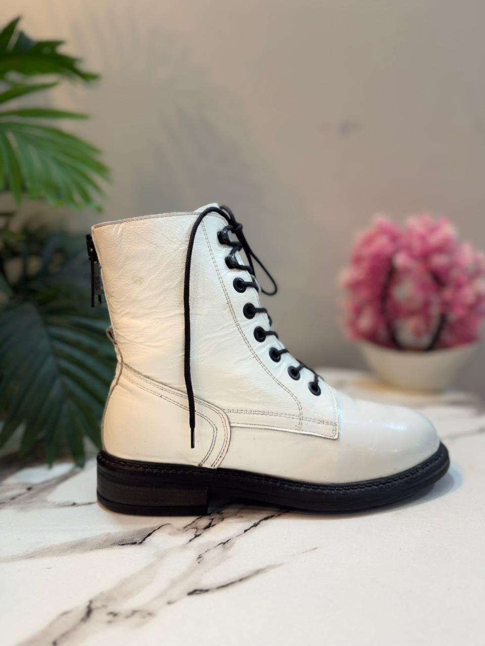 White patent leather lacup zipper ankle boot (Brand nikkie)