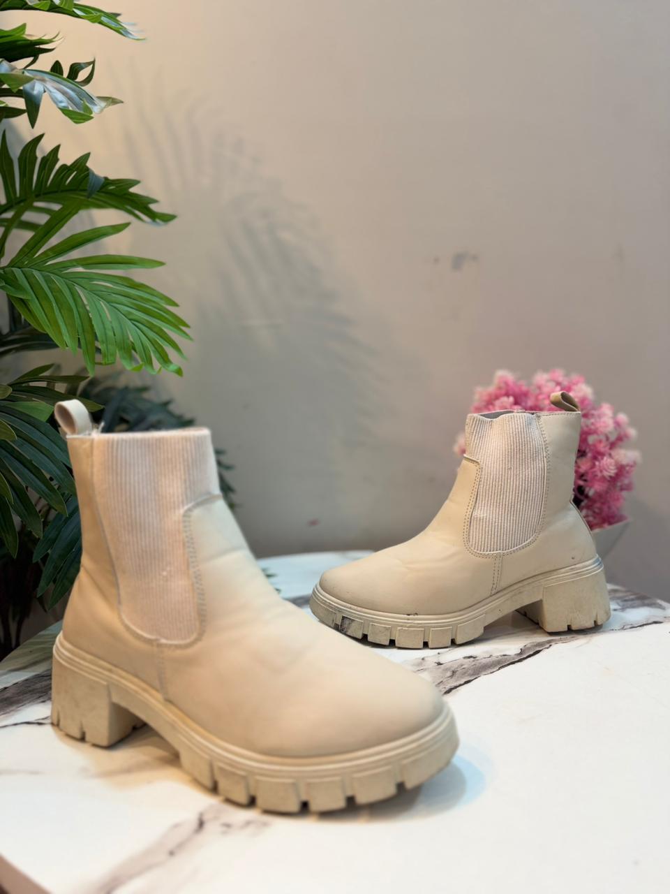Off white Chelsea leather ankle boot