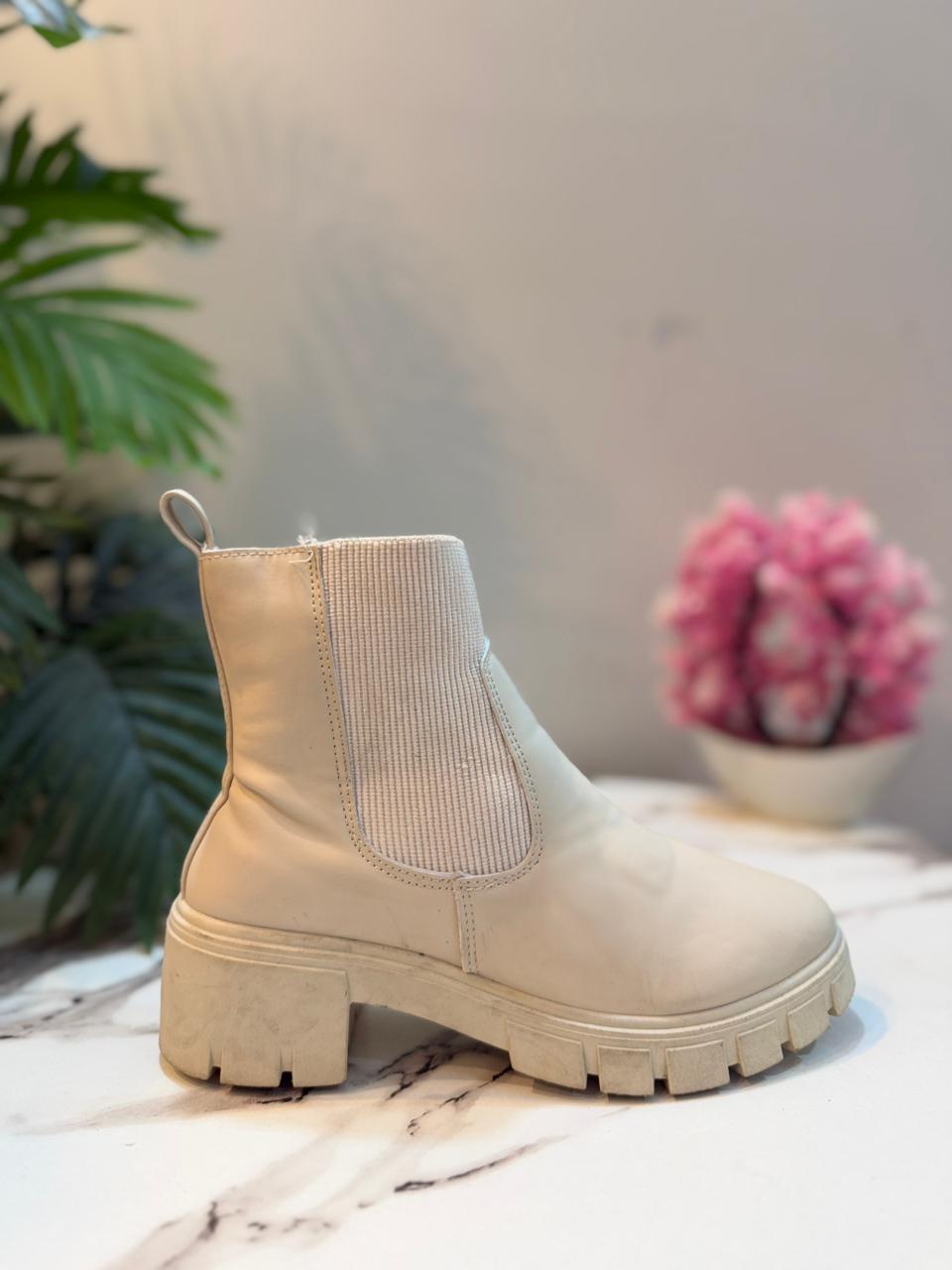 Off white Chelsea leather ankle boot