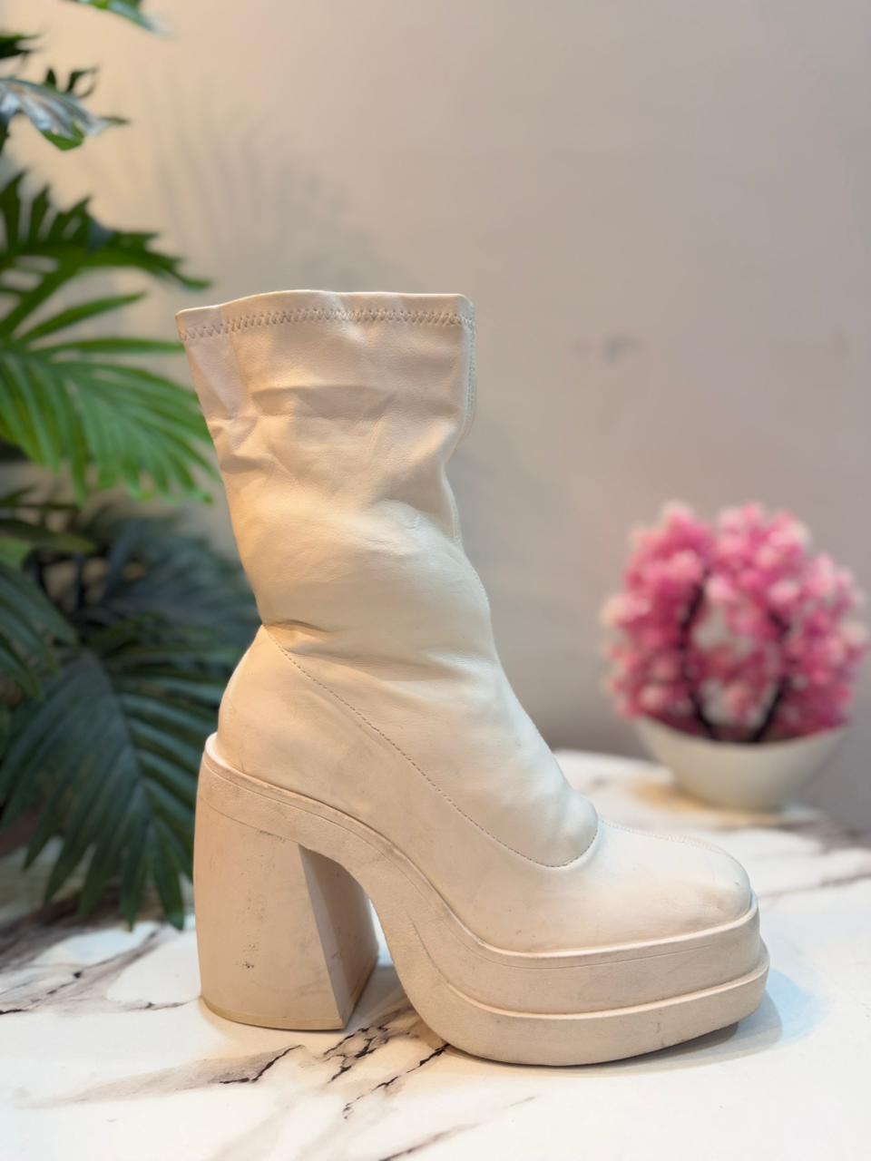 Off white leather boot (bershka)