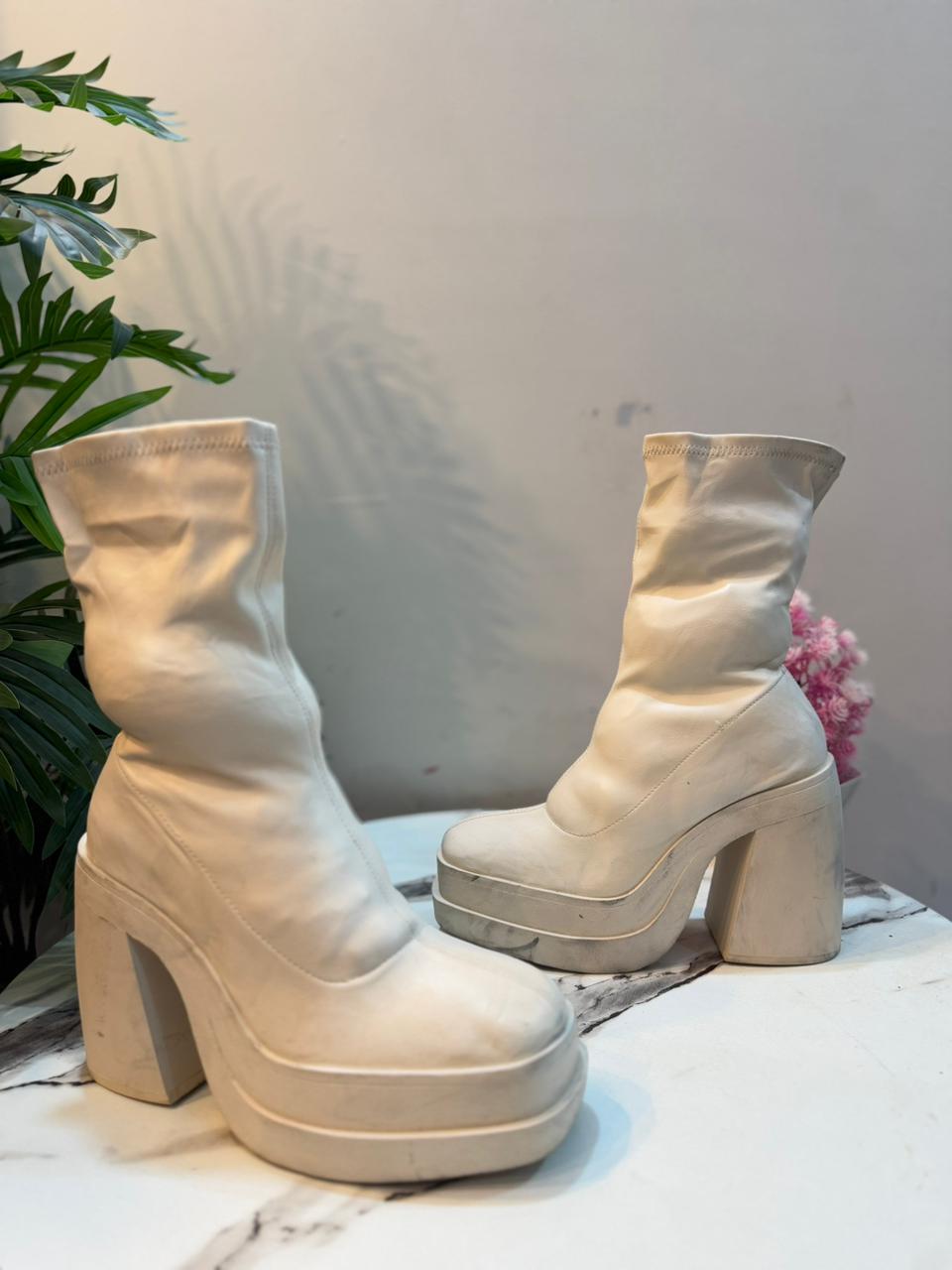 Off white leather boot (bershka)
