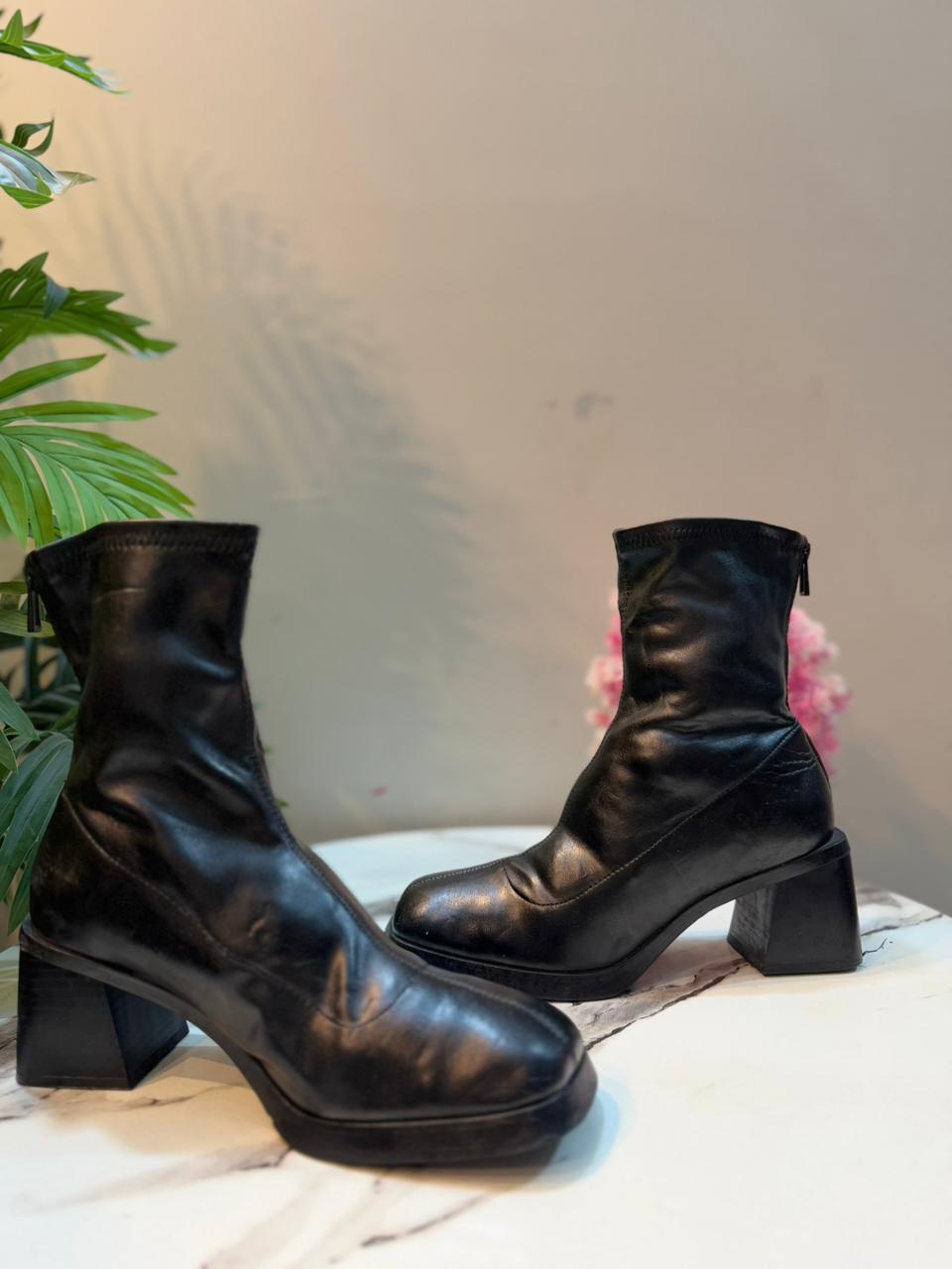 Black leather ankle boot with back zipper (zara )