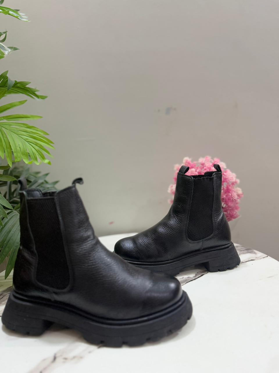 Black leather chelsea ankle boot(zign )