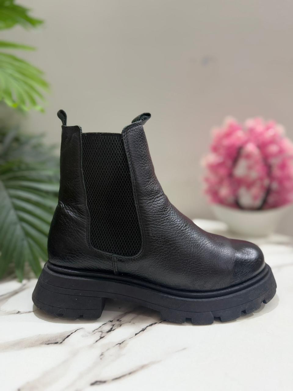 Black leather chelsea ankle boot(zign )